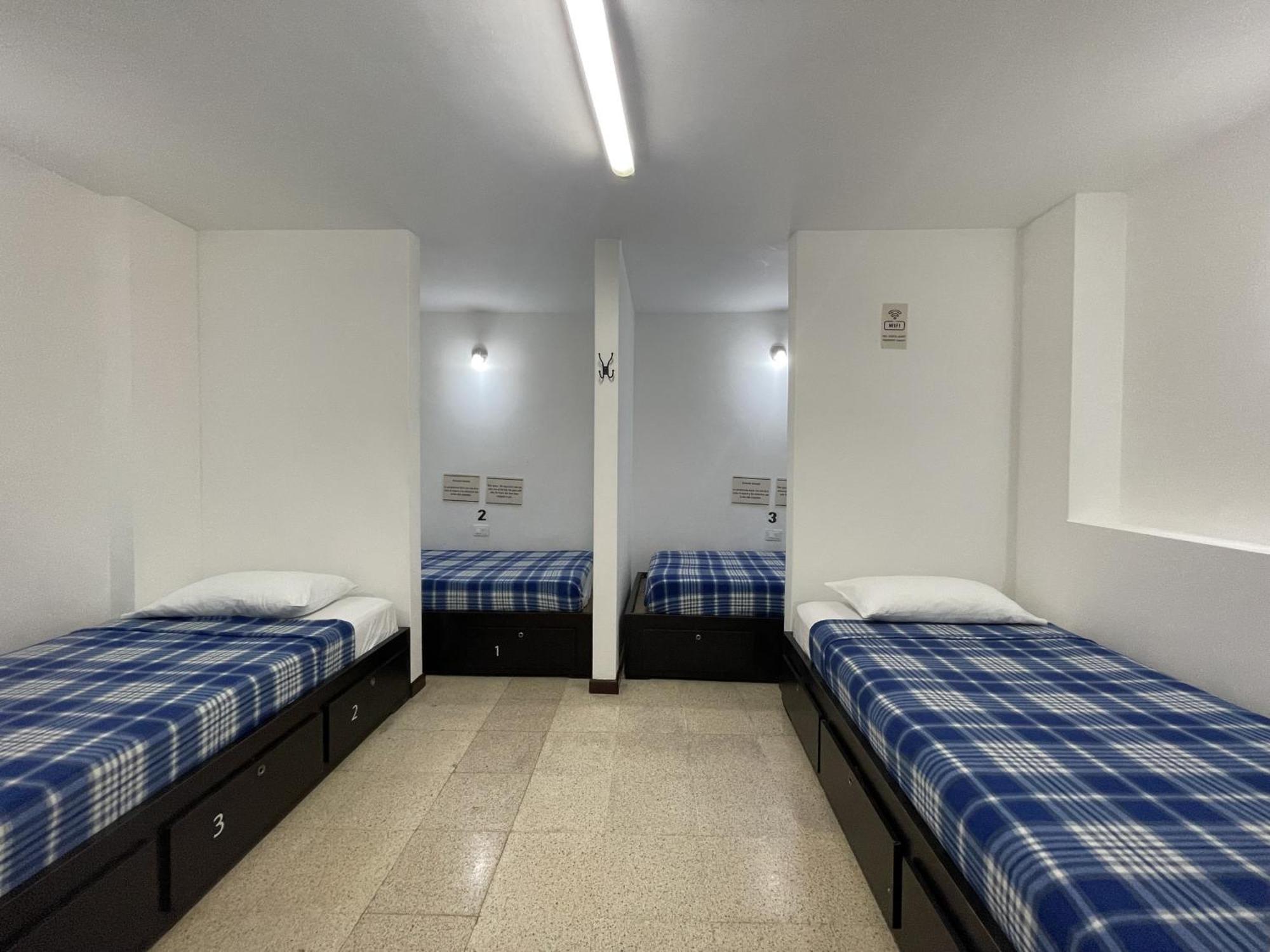 Hostal Lleras Calle 8 Medellin Bagian luar foto