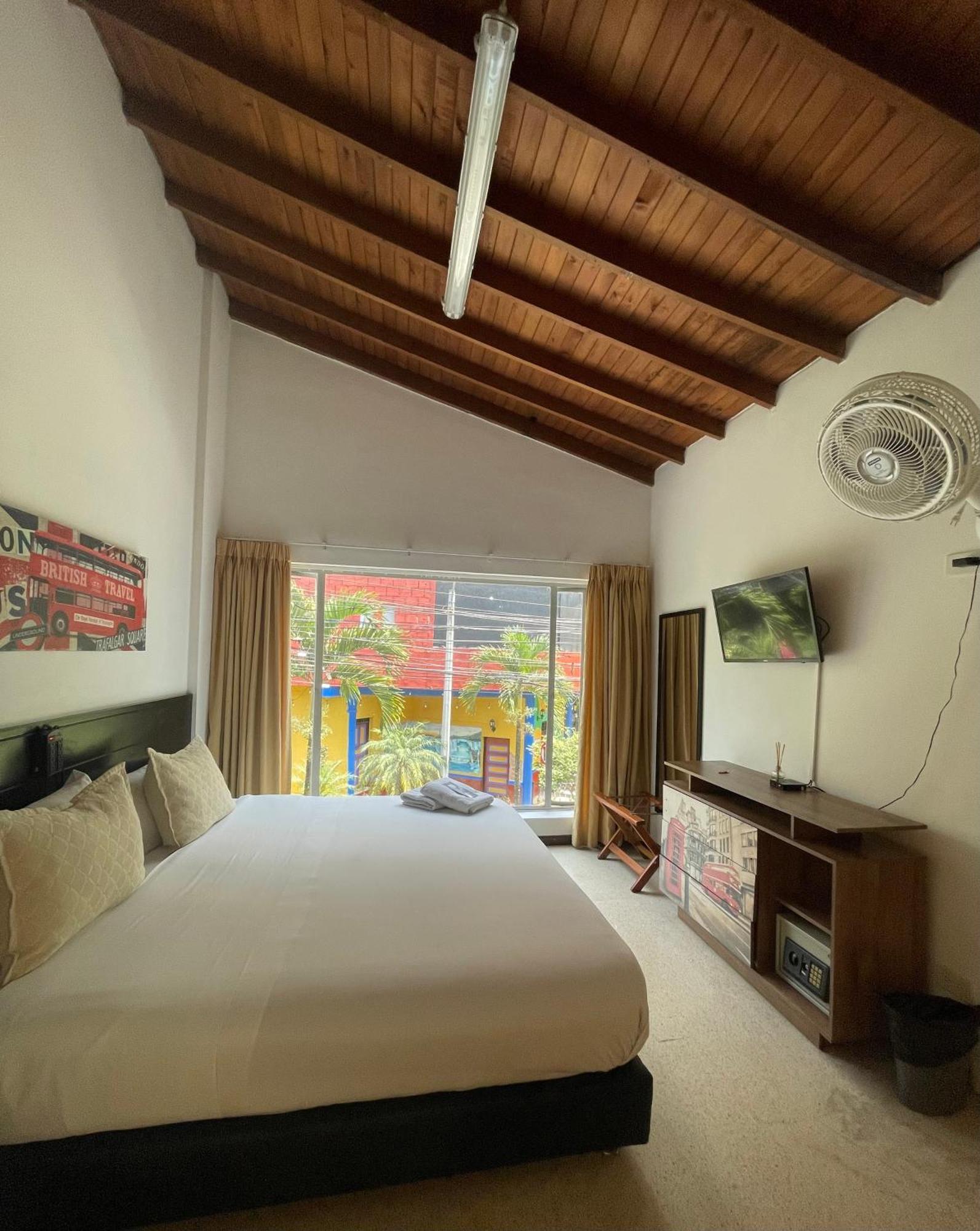 Hostal Lleras Calle 8 Medellin Bagian luar foto