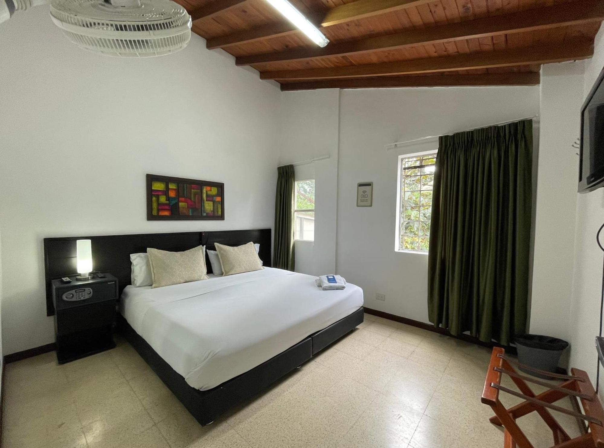 Hostal Lleras Calle 8 Medellin Bagian luar foto