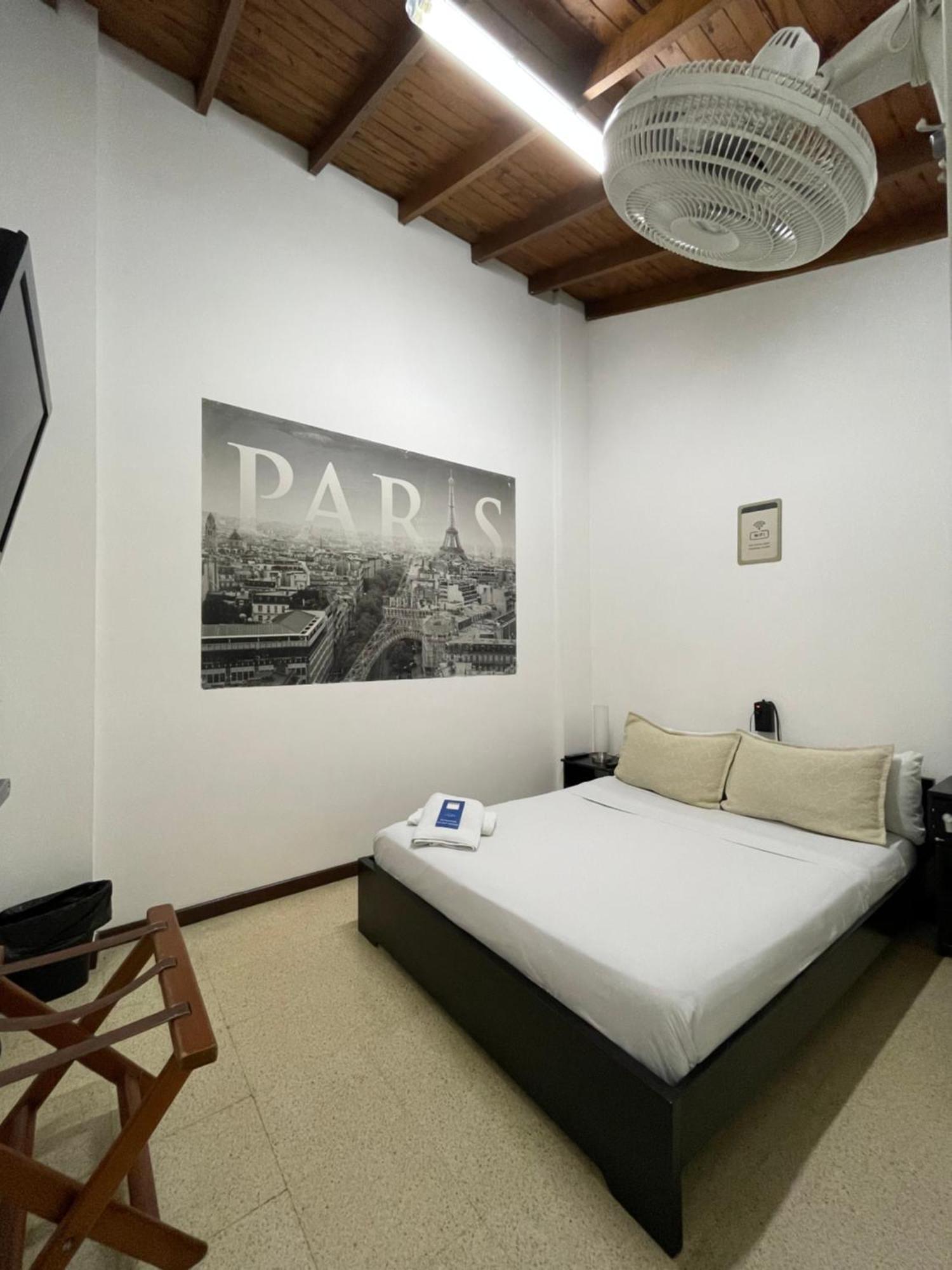 Hostal Lleras Calle 8 Medellin Bagian luar foto