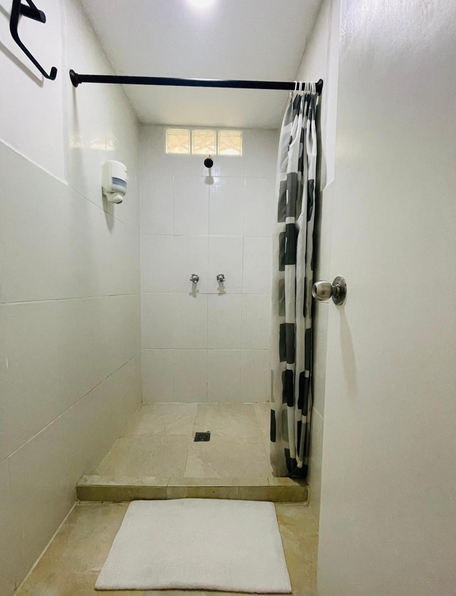 Hostal Lleras Calle 8 Medellin Bagian luar foto