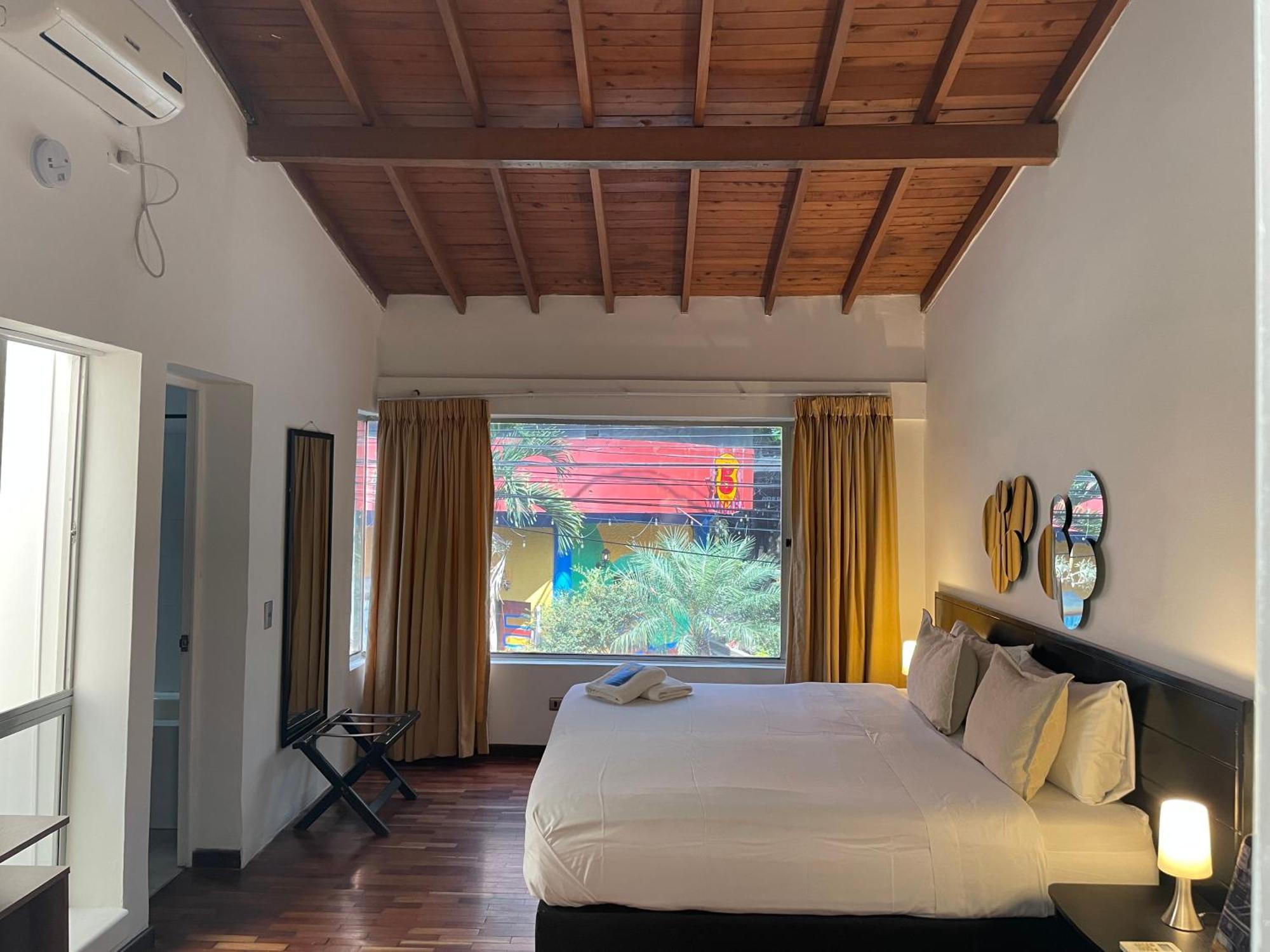 Hostal Lleras Calle 8 Medellin Bagian luar foto