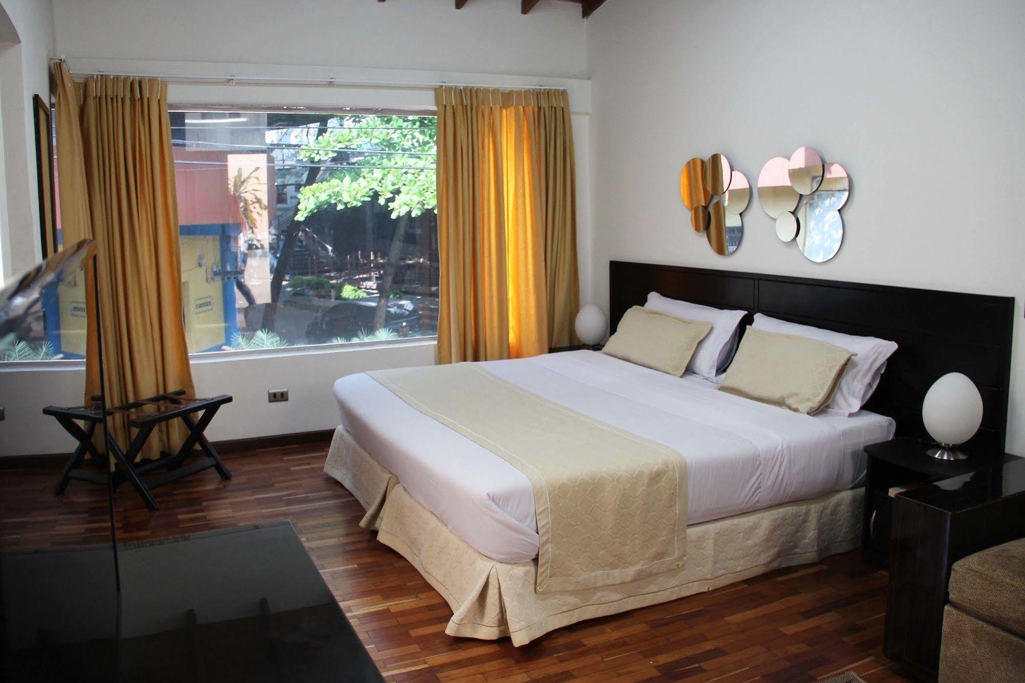 Hostal Lleras Calle 8 Medellin Bagian luar foto