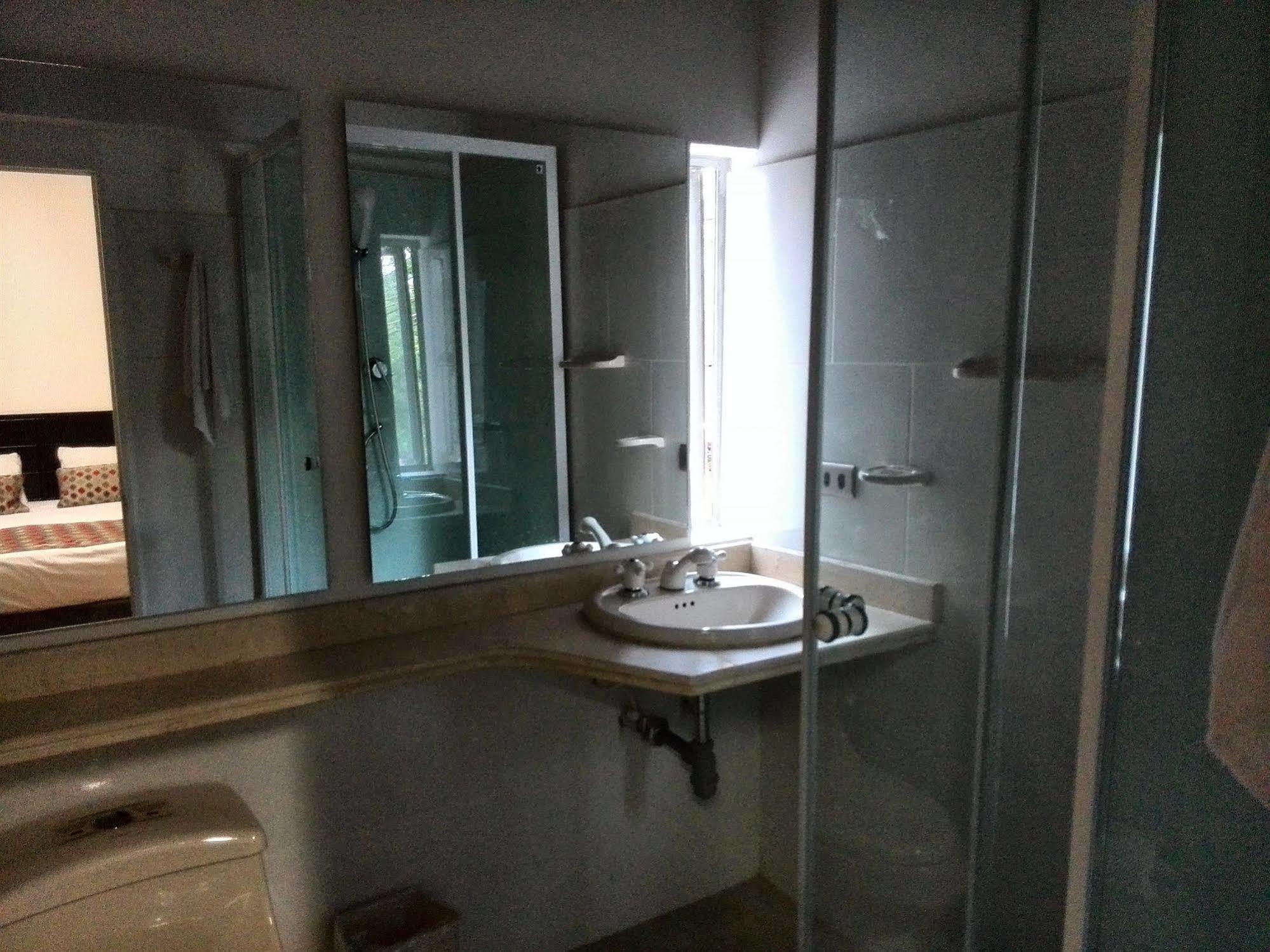 Hostal Lleras Calle 8 Medellin Bagian luar foto